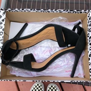 NWOT Anne Michelle Black Heels